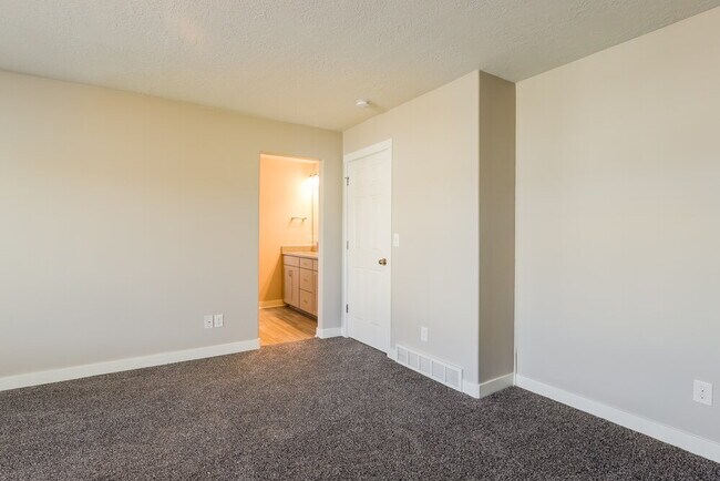 Building Photo - 5093 Summerdale Dr