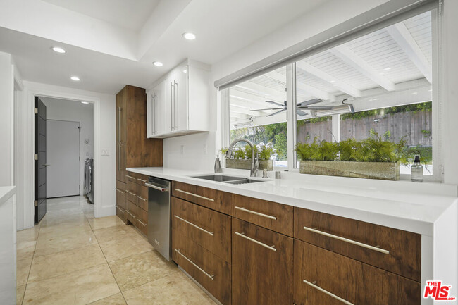 Building Photo - 16544 Park Ln Dr