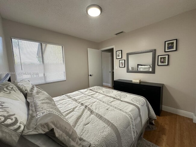 Building Photo - 8320 SW 39th Ct