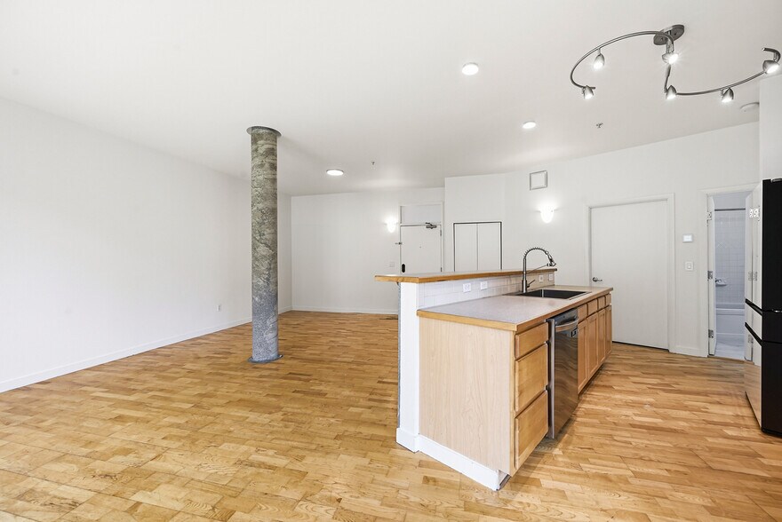Building Photo - 2422 Tremont Pl