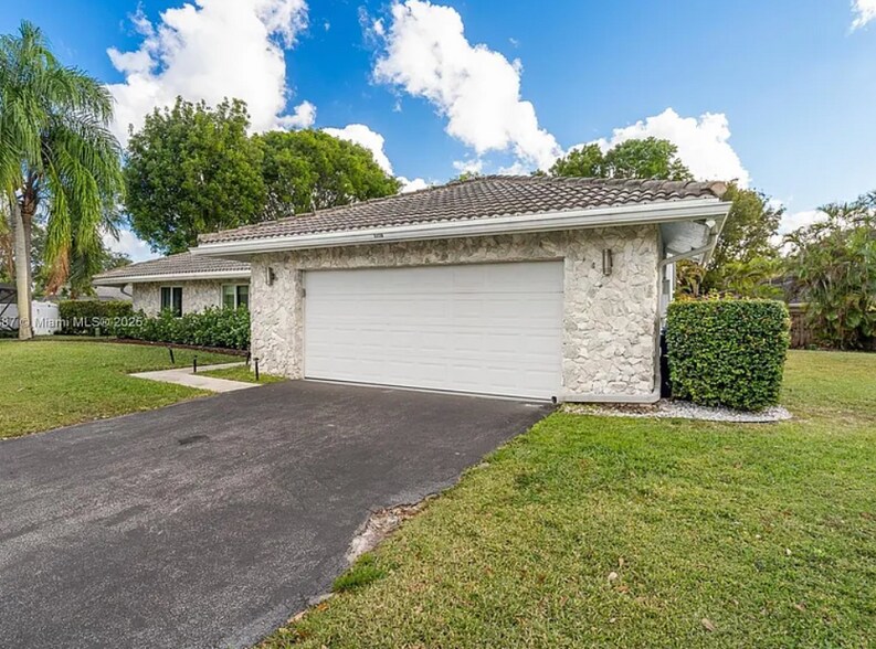 2 Car Garage Door - 5036 NW 66th Ln