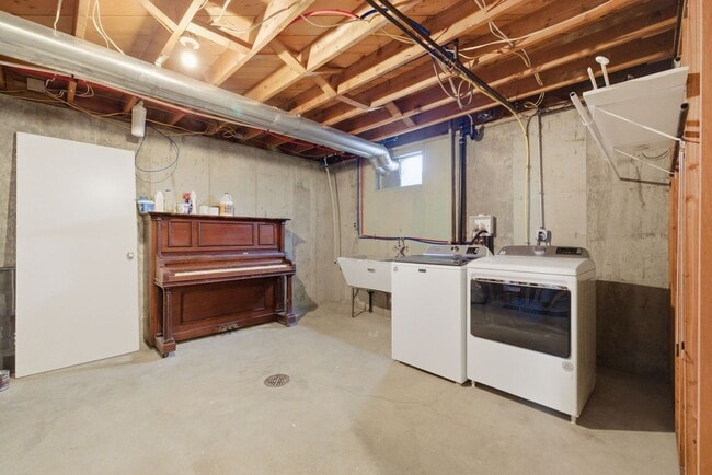 Building Photo - Spacious 5-Bedroom Home with Modern Updates and Natural Light