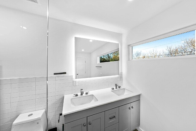 Building Photo - Gorgeous New Remodel with a Bright and Open Floorplan