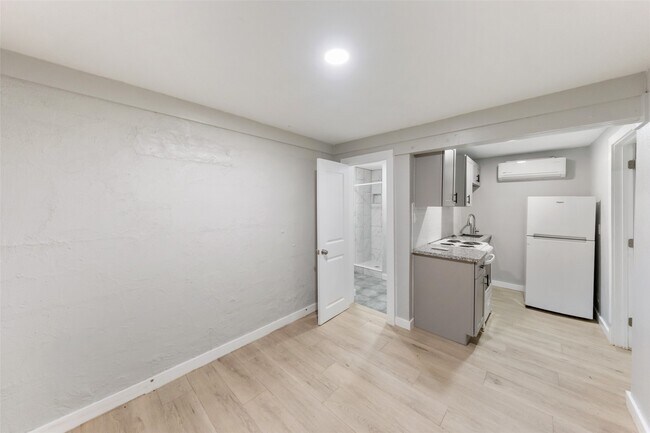 Building Photo - 213 Caplin St