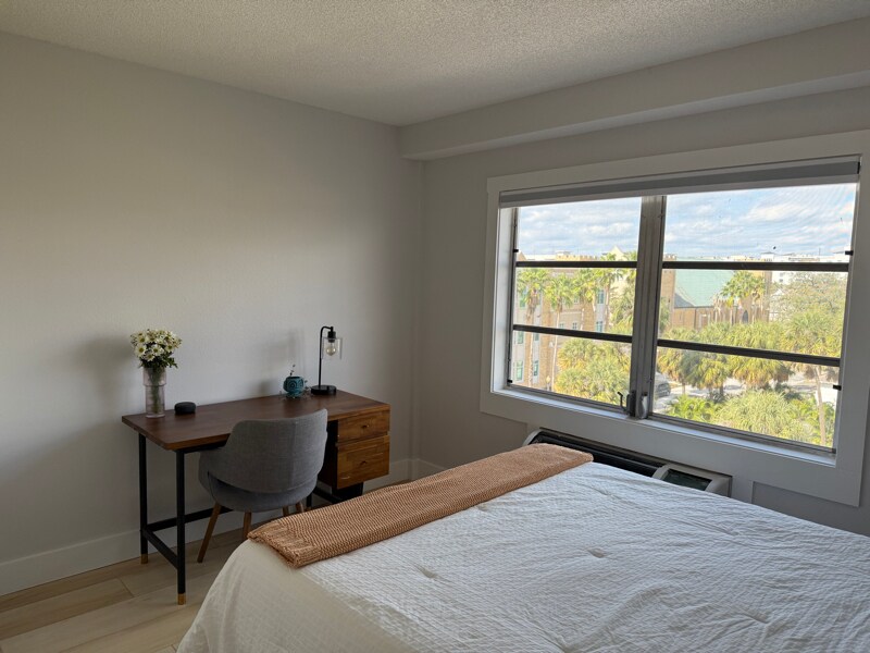 Building Photo - 406 W Azeele St