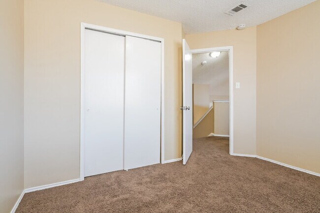 Building Photo - 1433 Grovecrest Dr