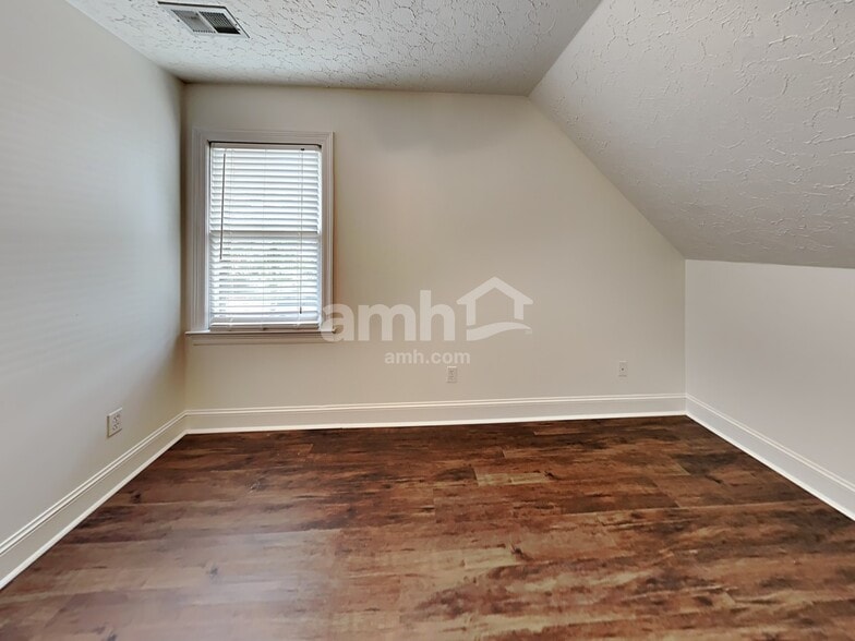 Building Photo - 6207 Chester Cv