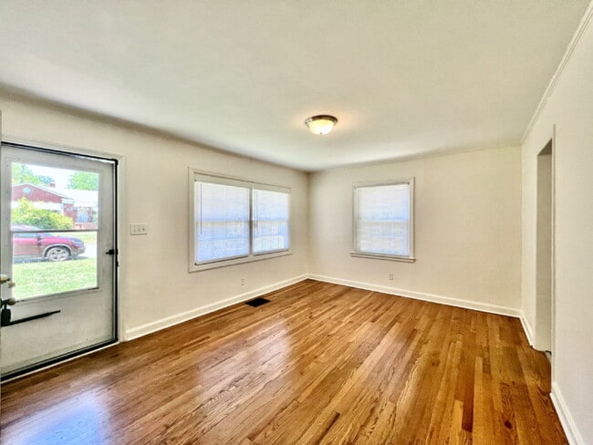 Building Photo - Updated Home in Convenient Location