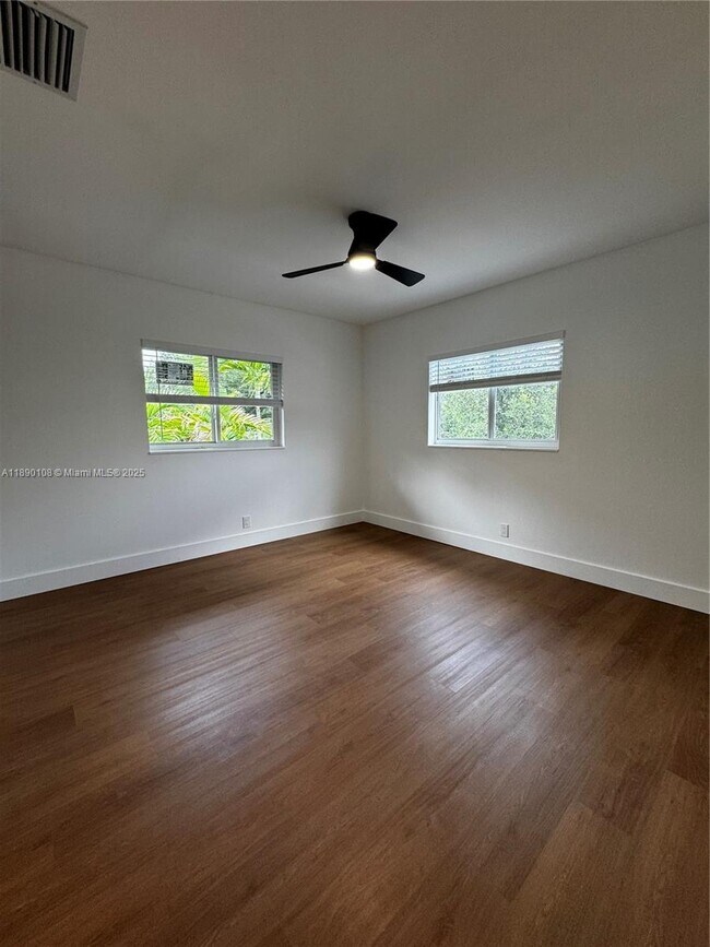 Building Photo - 1460 SW 24th Ct