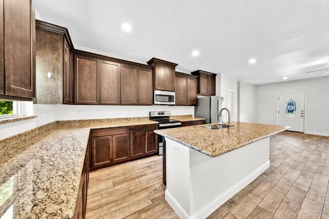 Building Photo - "Charming 3-Bed, 2-Bath Greenville Home with Elegant Granite Countertops!"