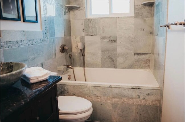 Building Photo - Private Deck & Prime Location | 2BR Sacram...