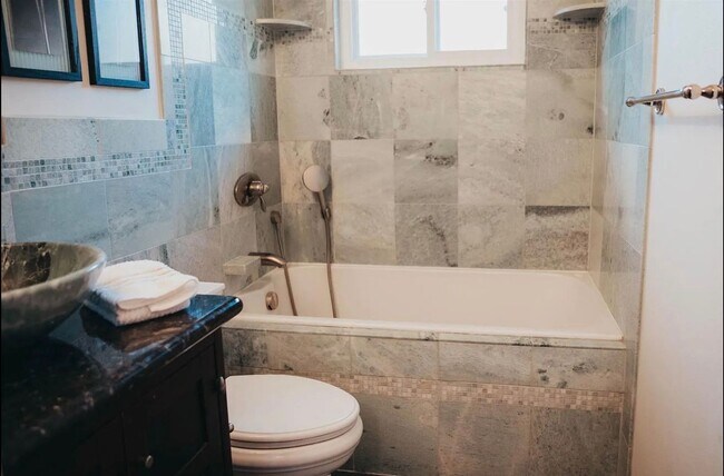 Building Photo - Sacramento Cutie won't last long!!!! 50% Off First Month's Rent - 2 Bedroom, 1 Bath Private Deck ...