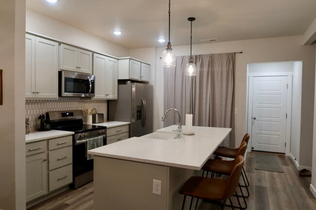 Building Photo - 8884 W Hill Rd Pkwy