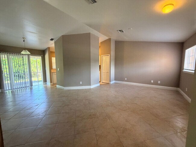 Building Photo - 3 Bedroom 2 Bath Duplex