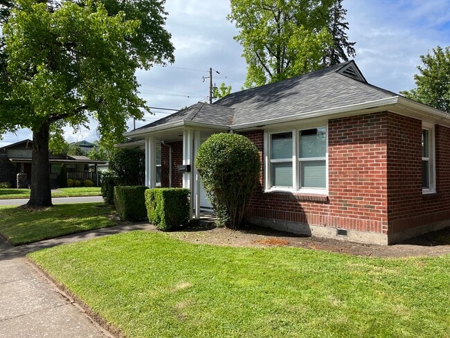 Building Photo - 945 NW Harrison Blvd
