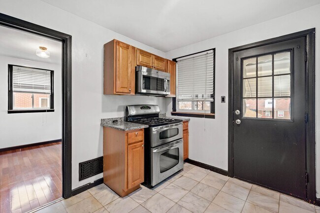 Building Photo - SCORE 50% OFF 1ST MONTH'S RENT IF SIGNED BY APRIL 3! Amazing 2 bedroom home in Clairton available...