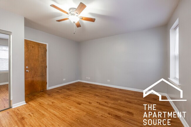 Building Photo - 4241 N Kenmore Ave