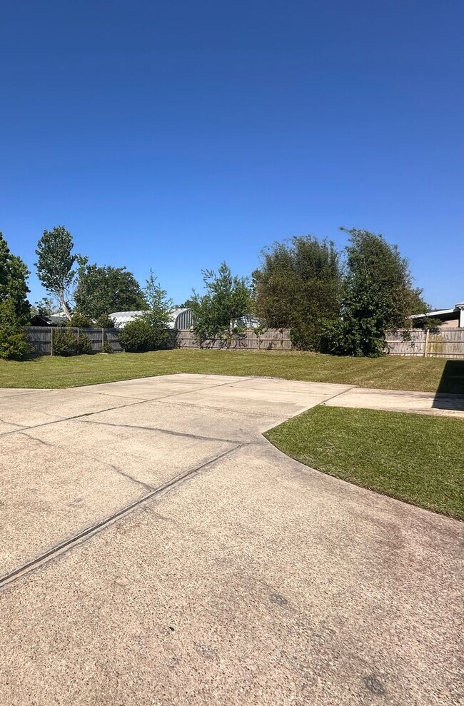 Building Photo - Adorable move-in ready home 3 bedroom 2 bath