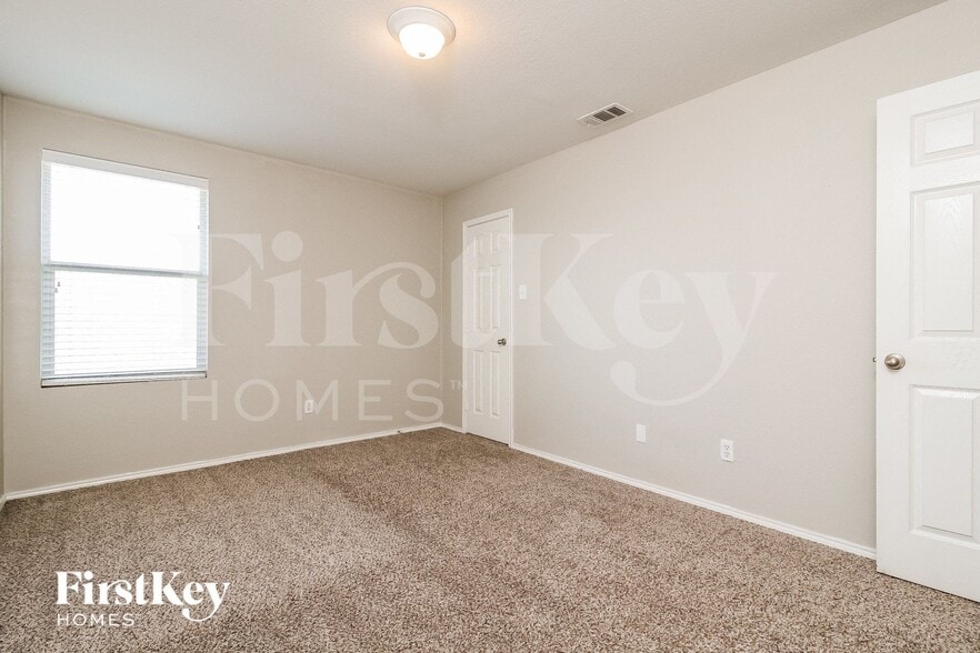 Building Photo - 1636 Grassy View Dr