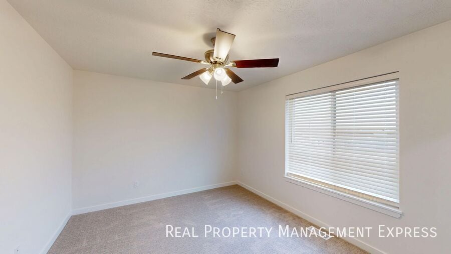 Building Photo - Stylish 2 Bed 1.5 Bath Townhome