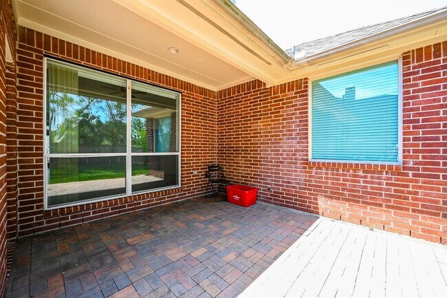 Building Photo - 18018 Somerset Knolls Ct