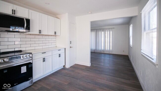 Building Photo - 2323 W 59th St