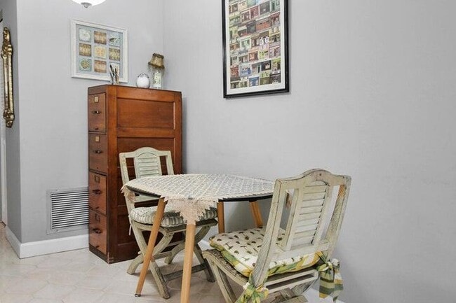 Building Photo - 3000 Lake Osborne Dr