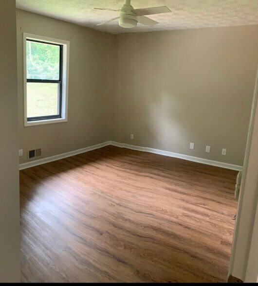 Building Photo - 211 Crabapple Ln