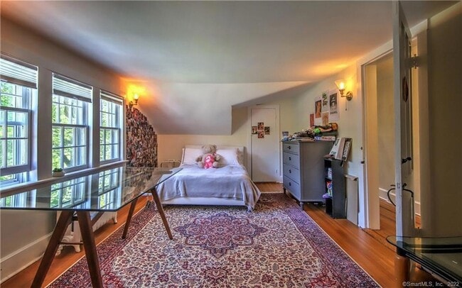 Building Photo - 96 Kings Hwy N