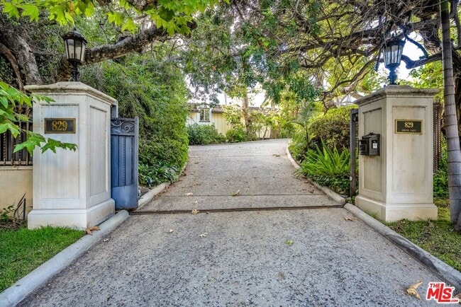 Building Photo - 829 Whittier Dr