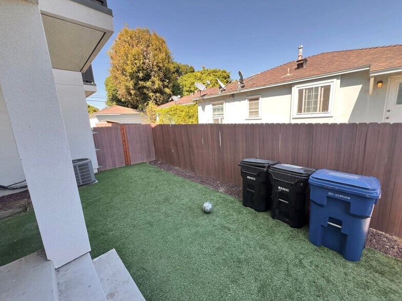 Building Photo - 6437 W 86th Pl