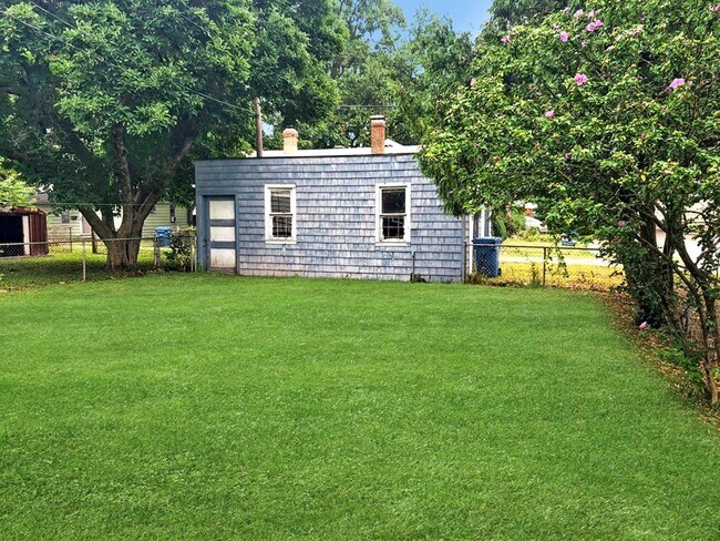 Building Photo - Garage Galore: 2 Bed, 1 Bath Comedy Central!