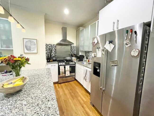 Building Photo - 174 Bolton St