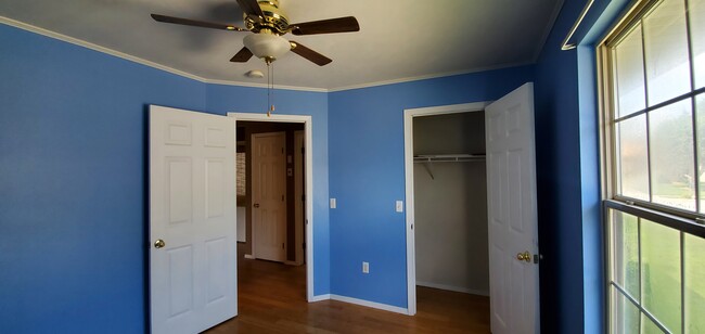 2nd bedroom with closet - 4960 W Tarkio St