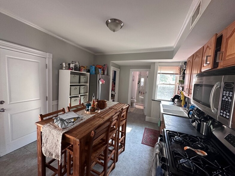 Building Photo - 24 Pond St