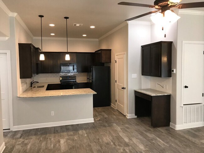 Building Photo - Gorgeous 2 bed/2 bath near Bunny Trail