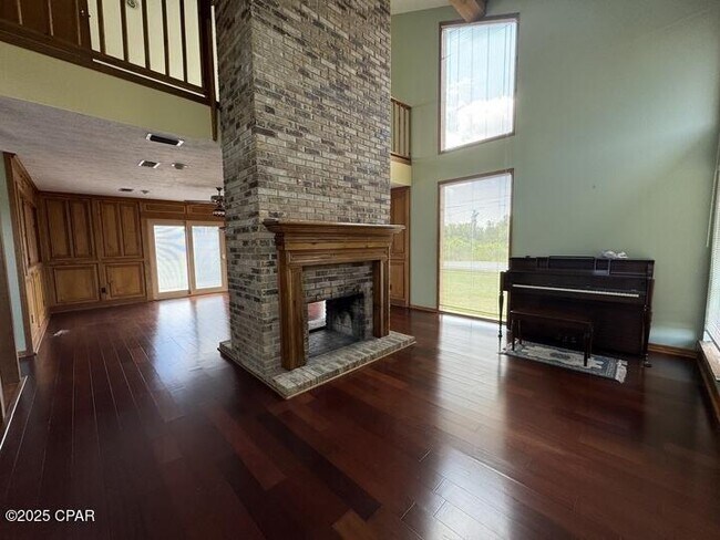 Building Photo - 833 W Pierson Dr