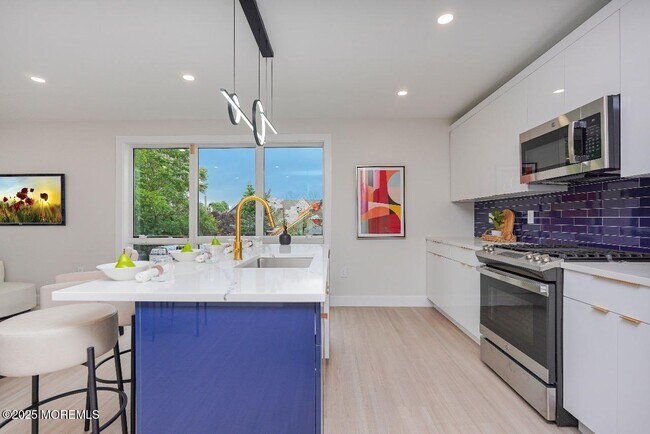 Building Photo - 27 3rd Ave