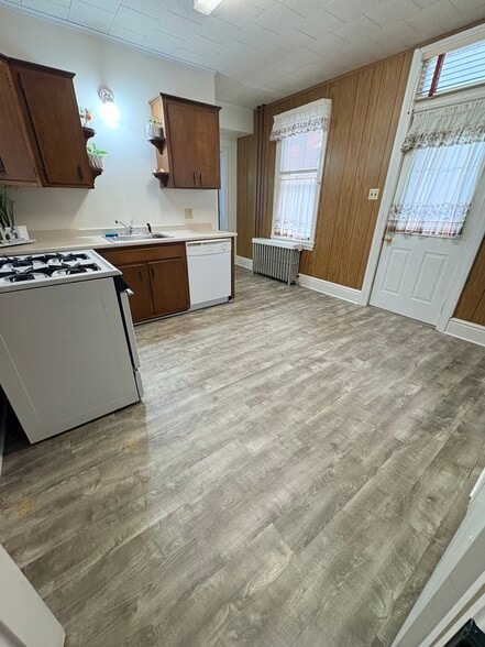 Kitchen - 330 E Philadelphia Ave