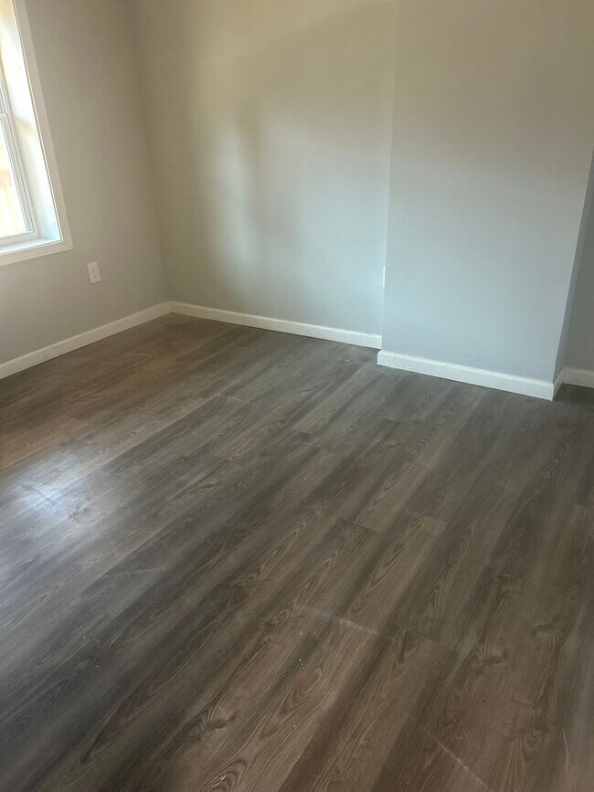 Building Photo - E. 185/Lake Shore 1 Bedroom *1/2 OFF SECURITY DEPOSIT SPECIAL*