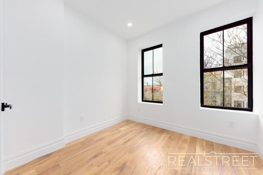 Building Photo - STUNNING TRUE 4 BED 2 BATH IN PRIME BUSHWICK TOWNHOUSE