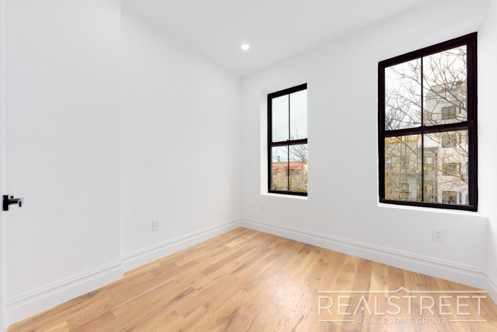 Building Photo - STUNNING TRUE 4 BED 2 BATH IN PRIME BUSHWICK TOWNHOUSE
