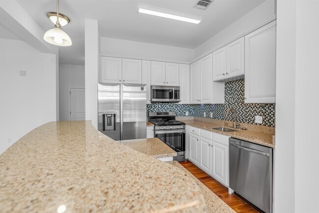 Building Photo - 55 Mallory Ave