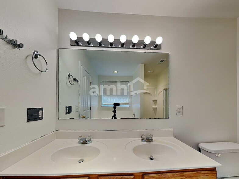 Building Photo - 2526 Ingleside Dr
