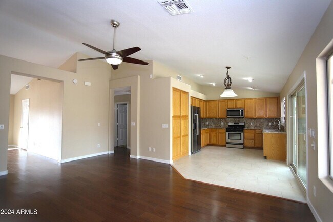 Building Photo - 1130 W Raven Dr