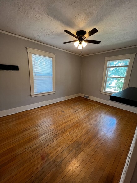 Building Photo - 820 10th Ave N