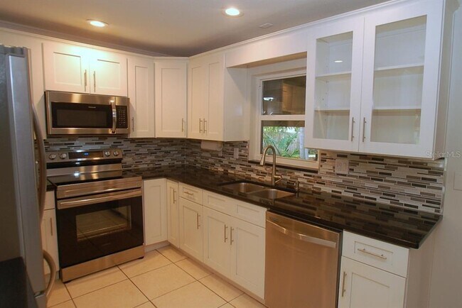 Building Photo - 468 Limewood Ave