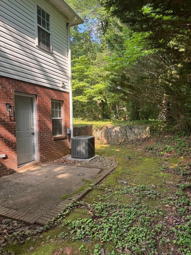 Building Photo - $1,150 | 2BR/1.5BA End Unit Townhouse – Sp...