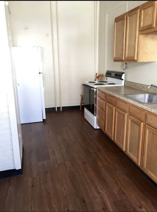 Building Photo - Student Housing 5 bedroom House Available Now & 2026-2027 School Year!