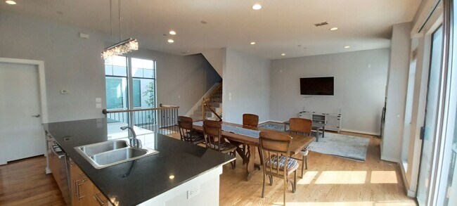 Building Photo - ONE MONTH FREE RENT!  Beautiful & Pet Frie...